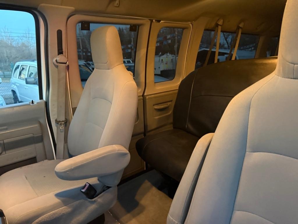 Ford Econoline E-350 XL Super Duty Extended 2013