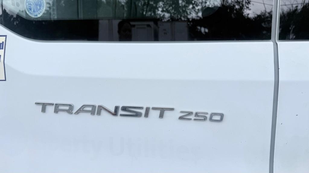 Ford Transit 250 Van Med. Roof w/Sliding Pass. 130-in. WB 2015