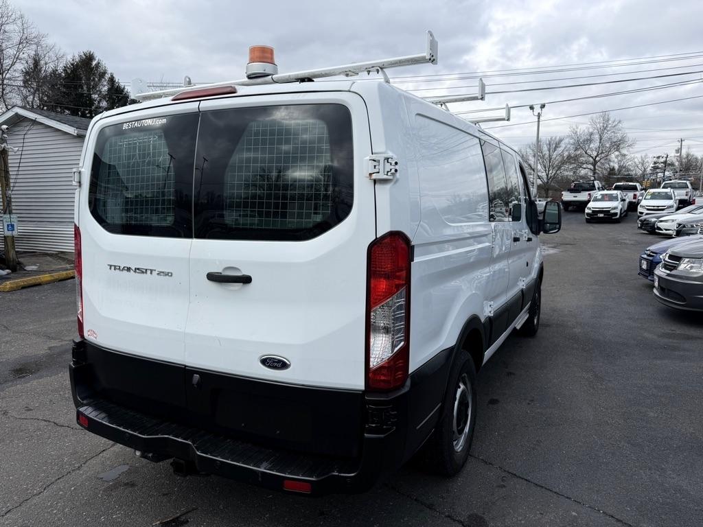 Ford Transit 250 Van Low Roof 60/40 Pass.130-in. WB 2015