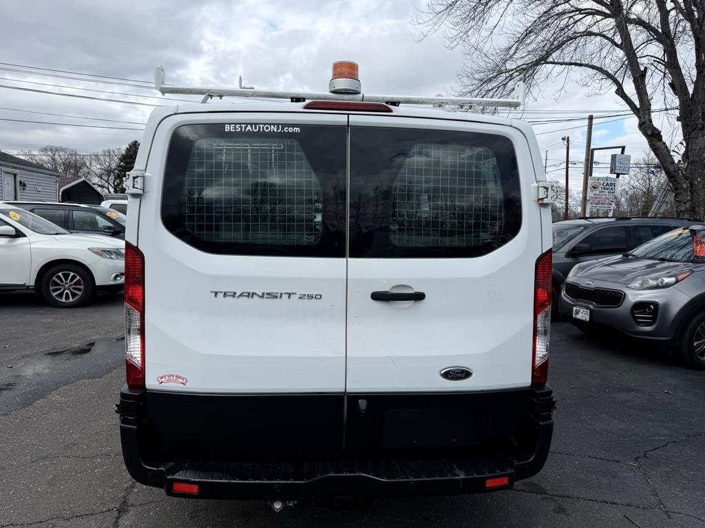 Ford Transit 250 Van Low Roof 60/40 Pass.130-in. WB 2015