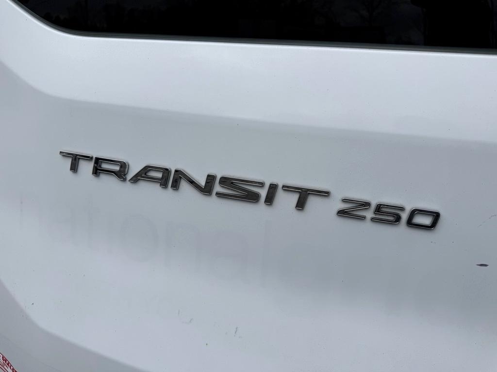 Ford Transit 250 Van Low Roof 60/40 Pass.130-in. WB 2015