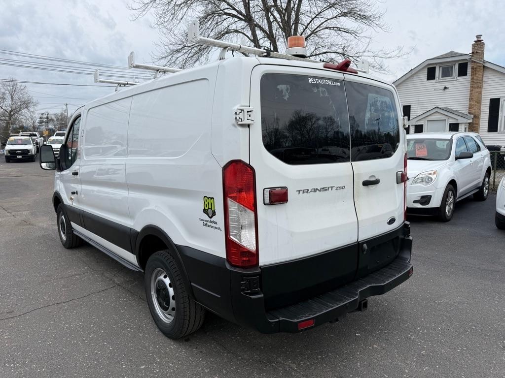 Ford Transit 250 Van Low Roof 60/40 Pass.130-in. WB 2016