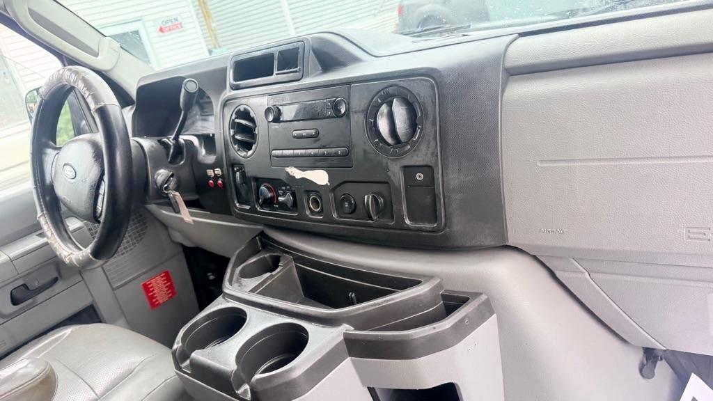 Ford Econoline E-350 Super Duty 2014
