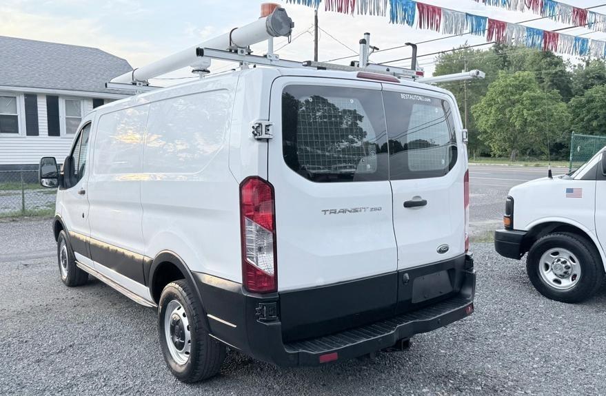 Ford Transit 250 Van Low Roof 60/40 Pass.130-in. WB 2016