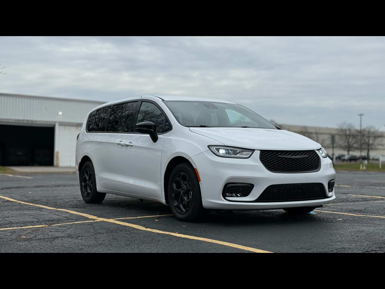 2024 Chrysler Pacifica PHEV Select's photo