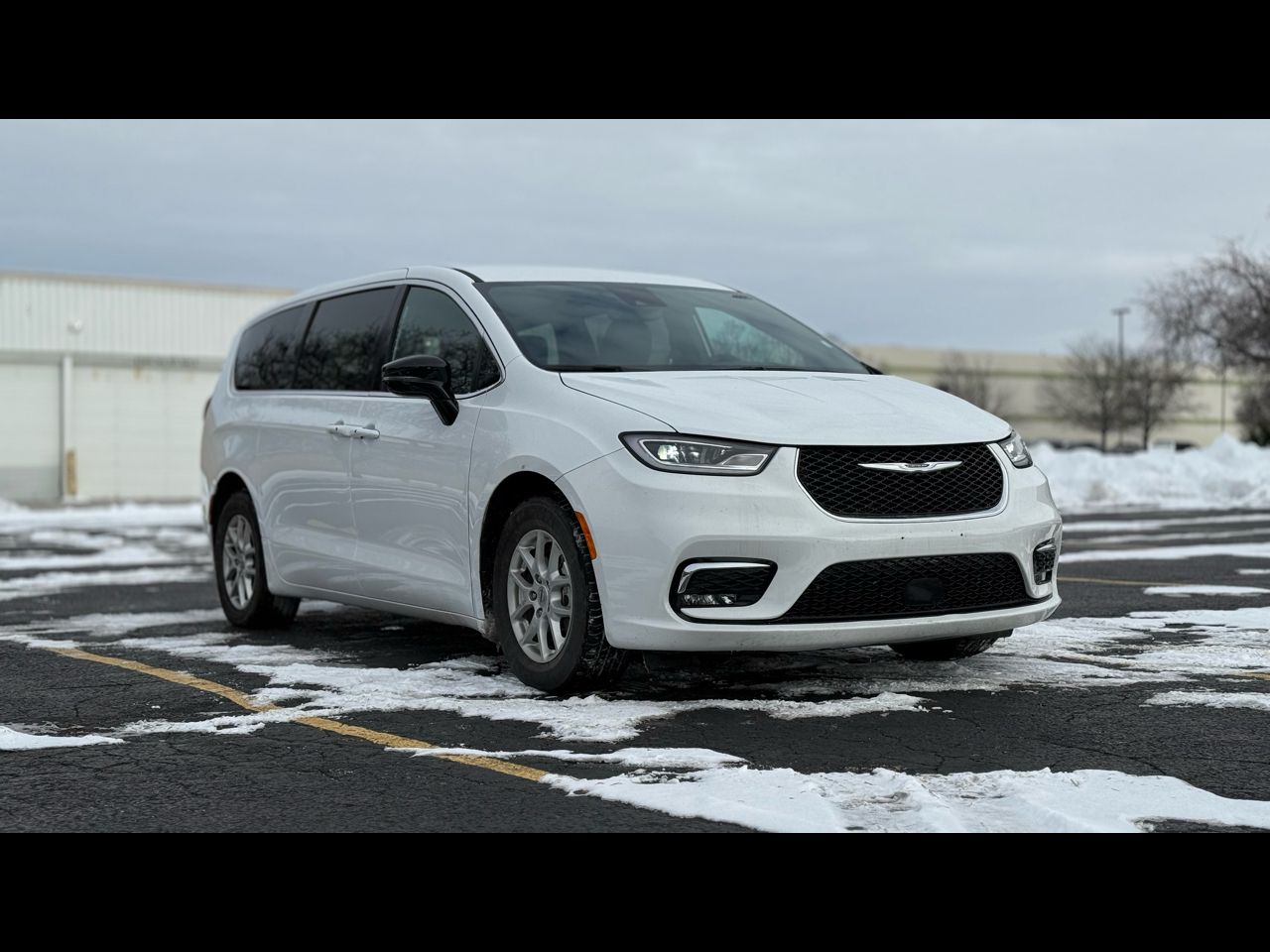 2025 Chrysler Pacifica Select's photo