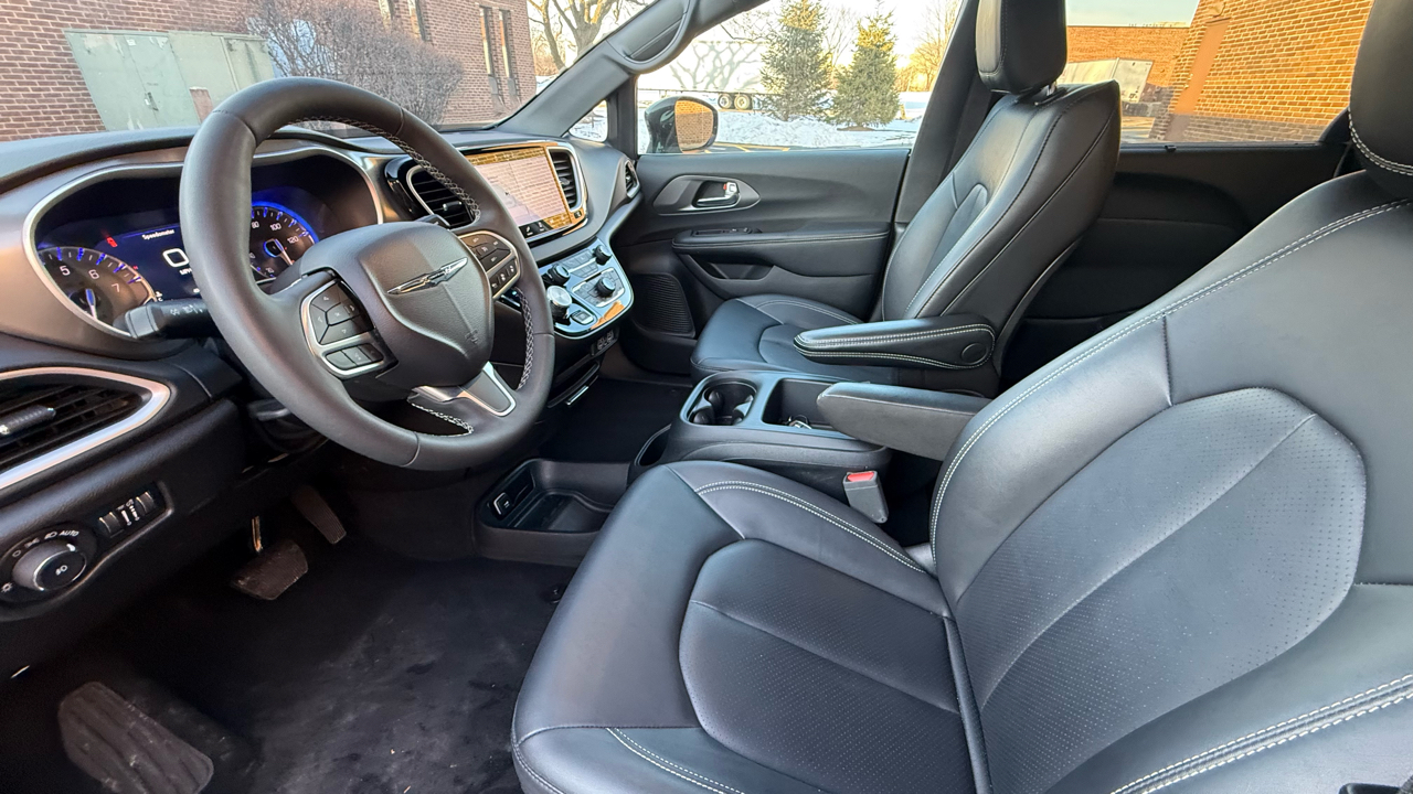 Chrysler Pacifica Select 2025