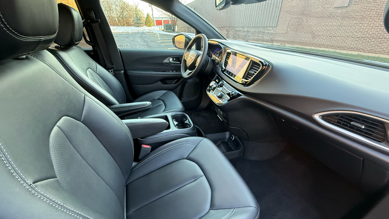 Chrysler Pacifica Select 2025