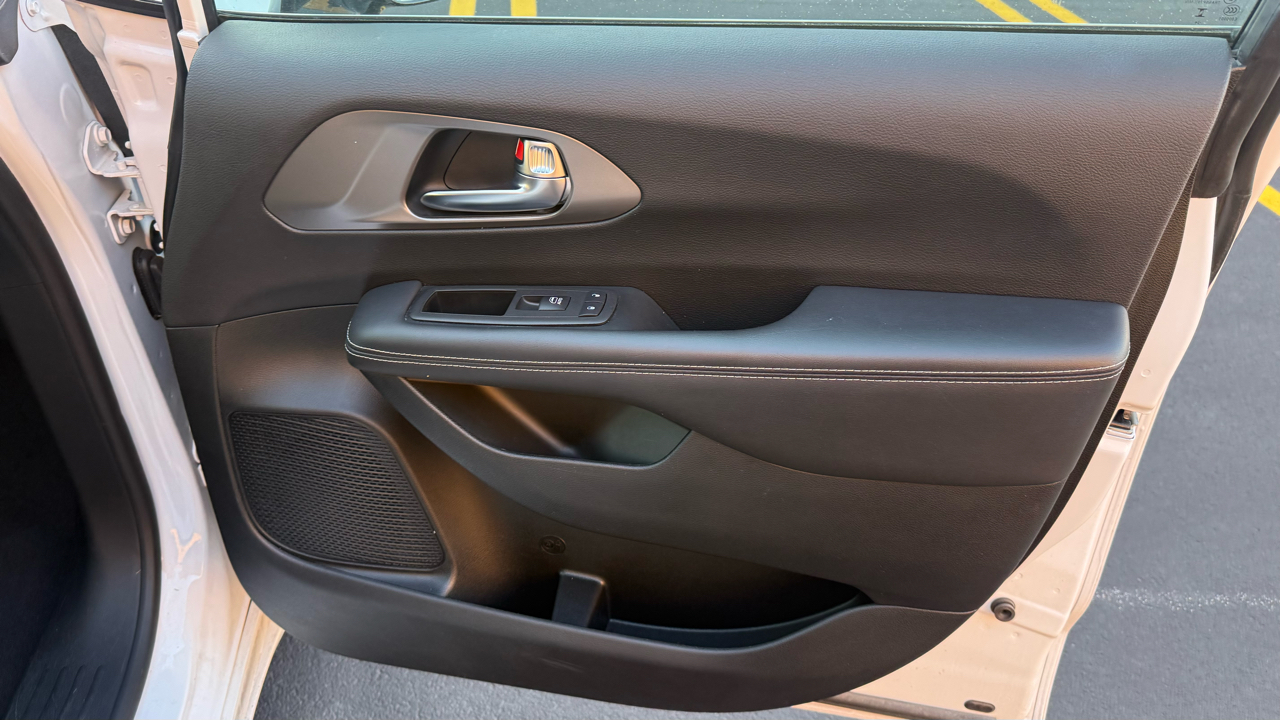 Chrysler Pacifica Select 2025