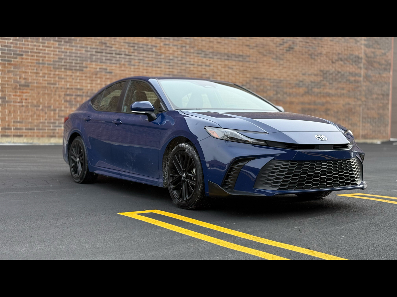 Toyota Camry Hybrid XLE 2025