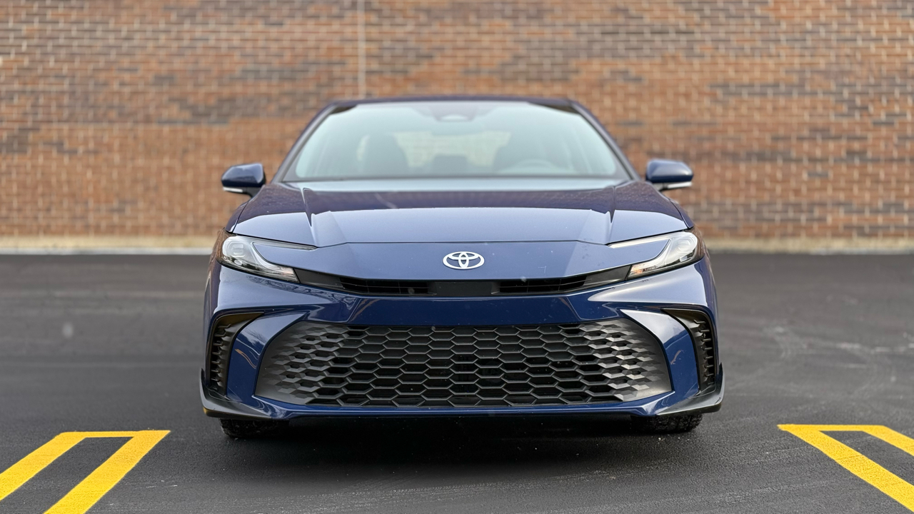 Toyota Camry Hybrid XLE 2025