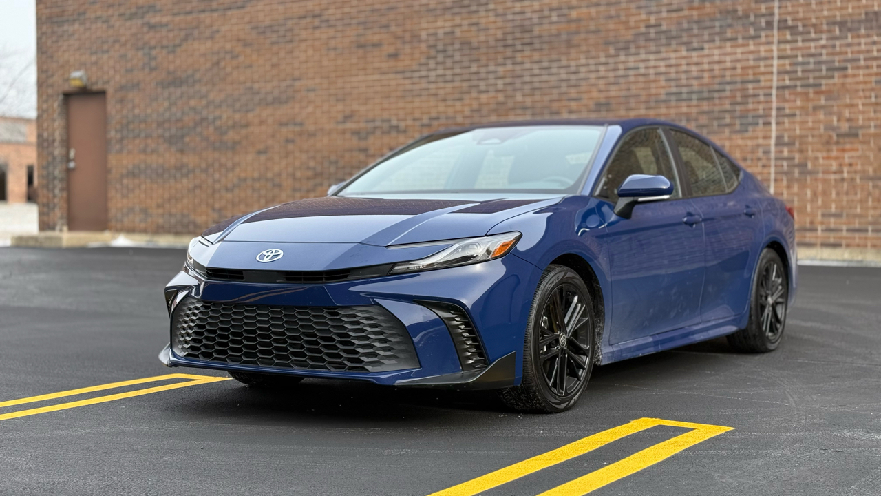 Toyota Camry Hybrid XLE 2025