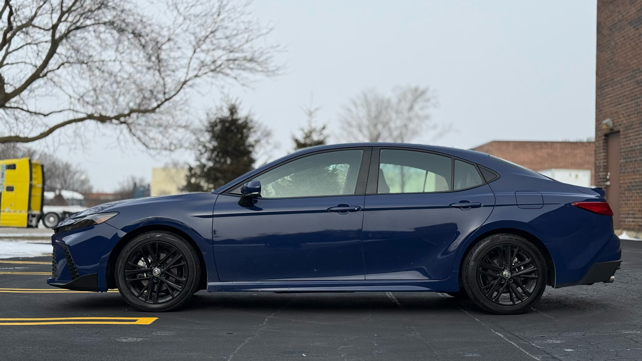 Toyota Camry Hybrid XLE 2025