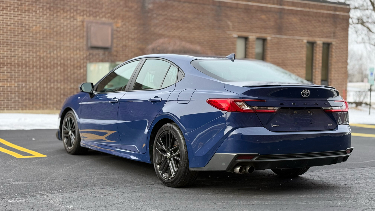 Toyota Camry Hybrid XLE 2025