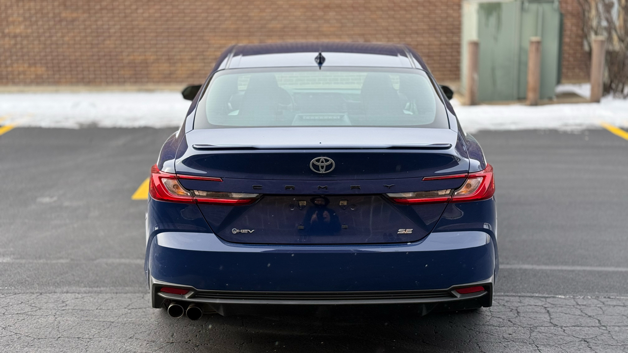 Toyota Camry Hybrid XLE 2025