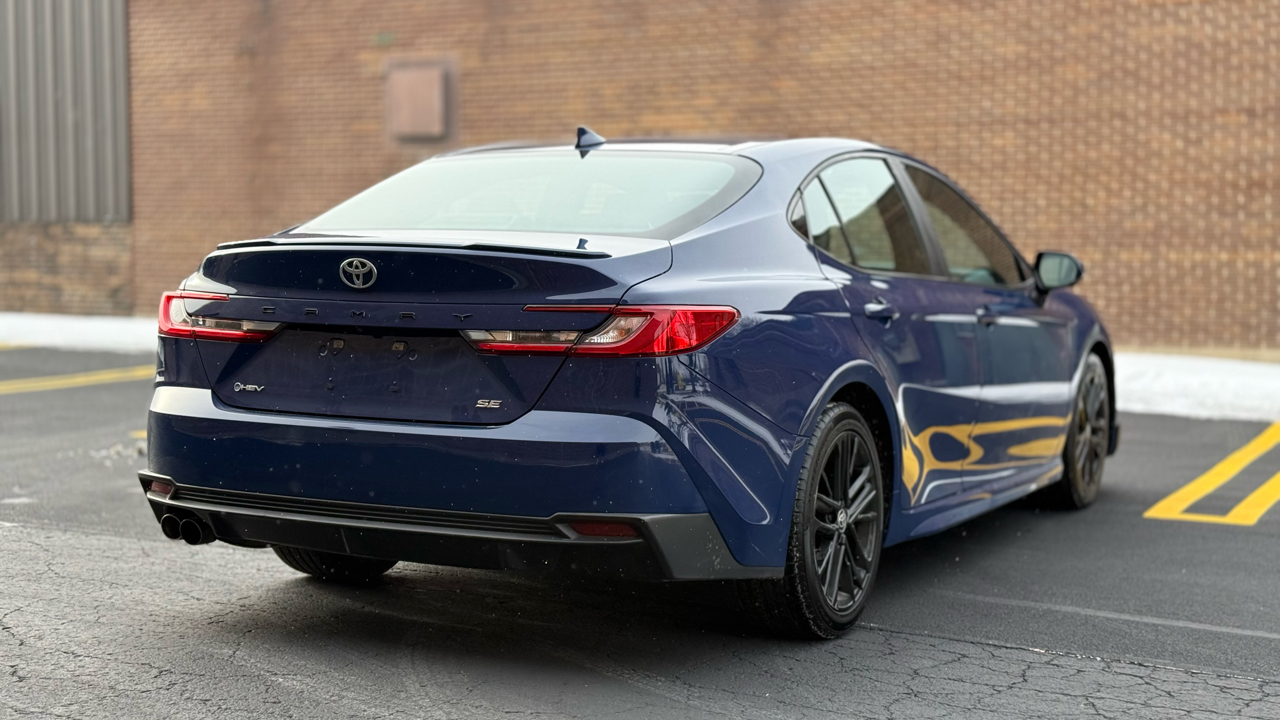 Toyota Camry Hybrid XLE 2025