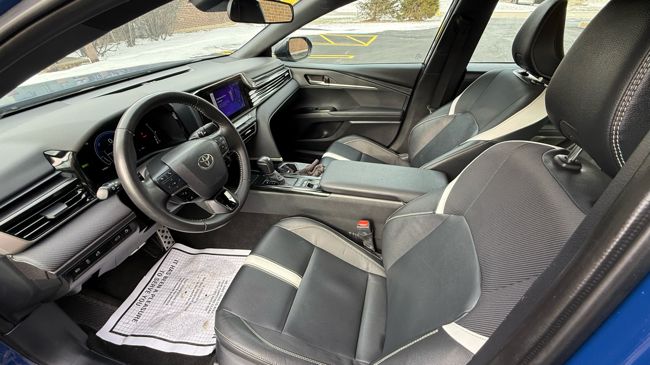 Toyota Camry Hybrid XLE 2025