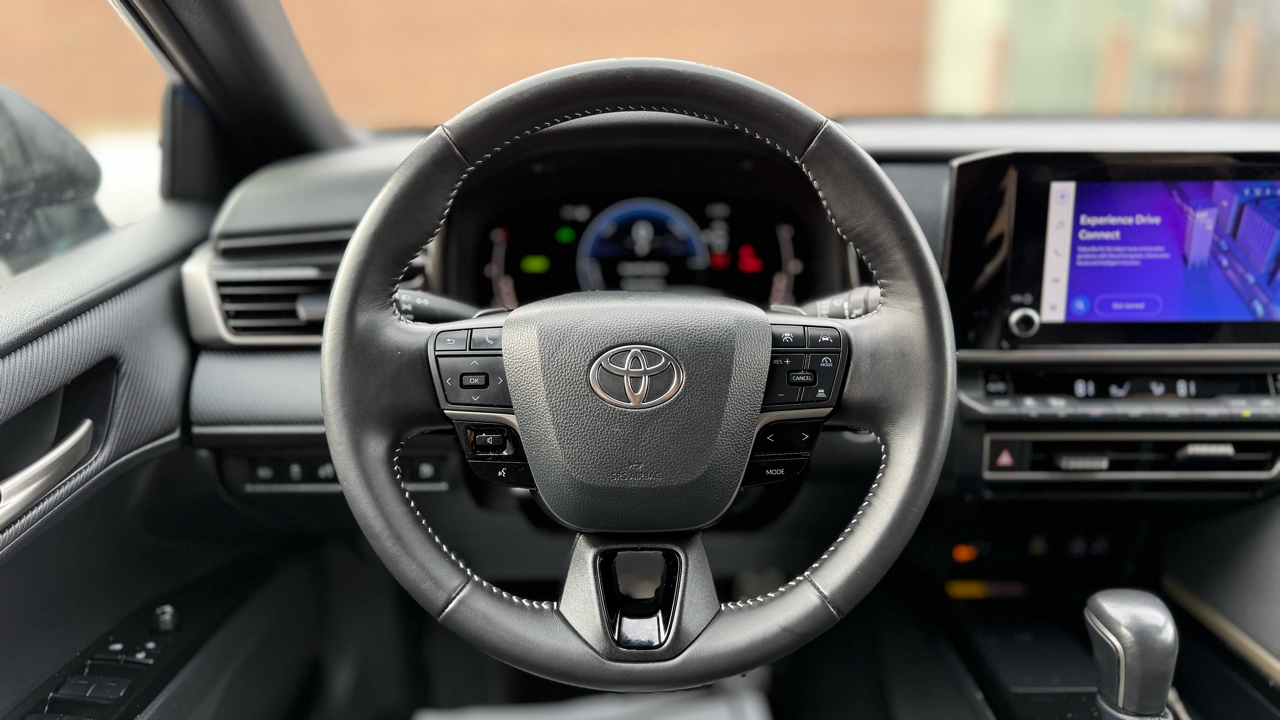 Toyota Camry Hybrid XLE 2025