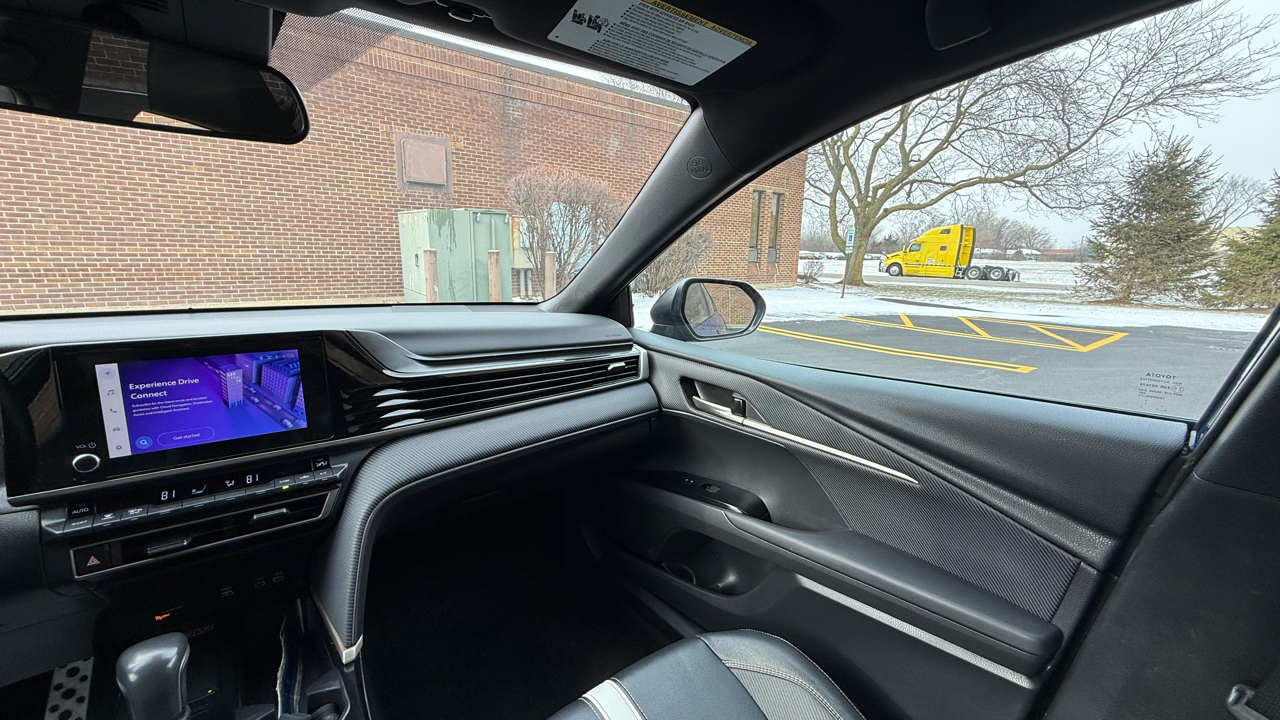 Toyota Camry Hybrid XLE 2025