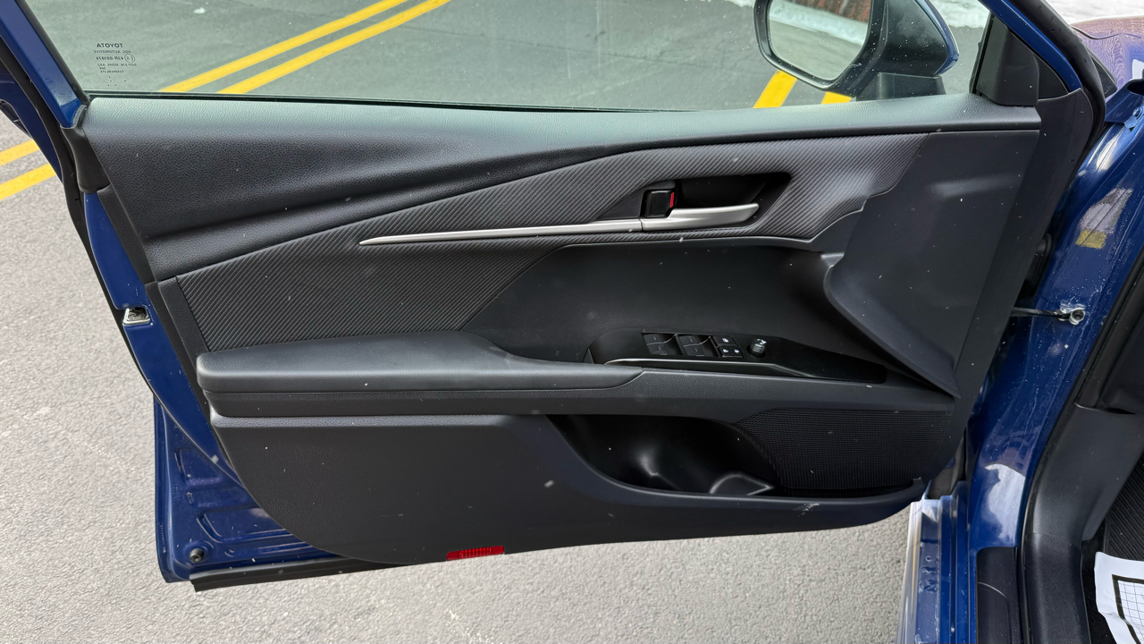 Toyota Camry Hybrid XLE 2025