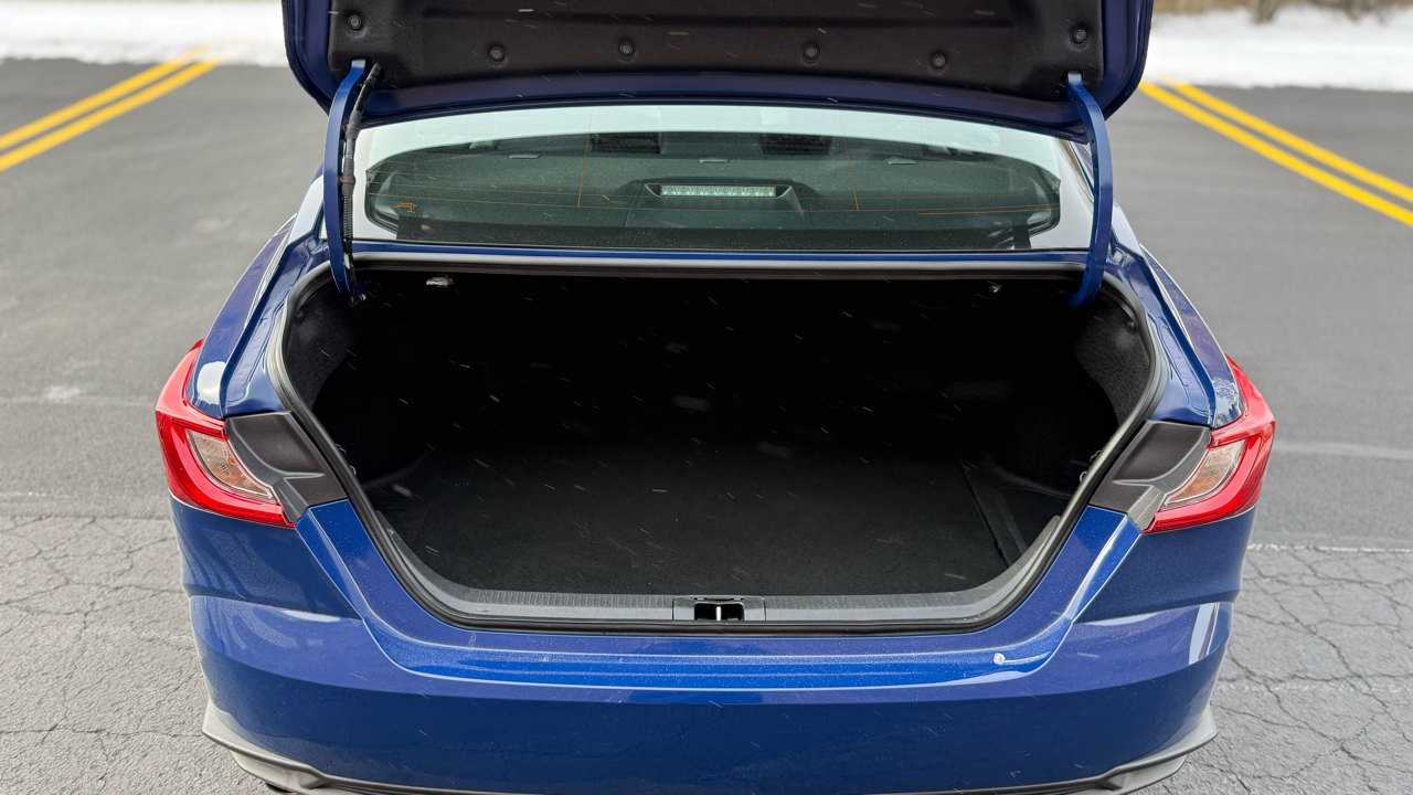 Toyota Camry Hybrid XLE 2025