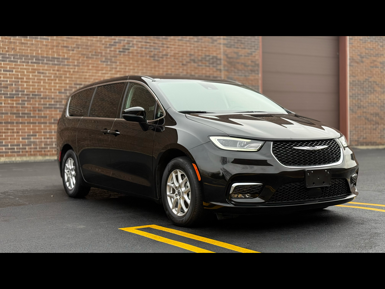 2024 Chrysler Pacifica Touring L's photo
