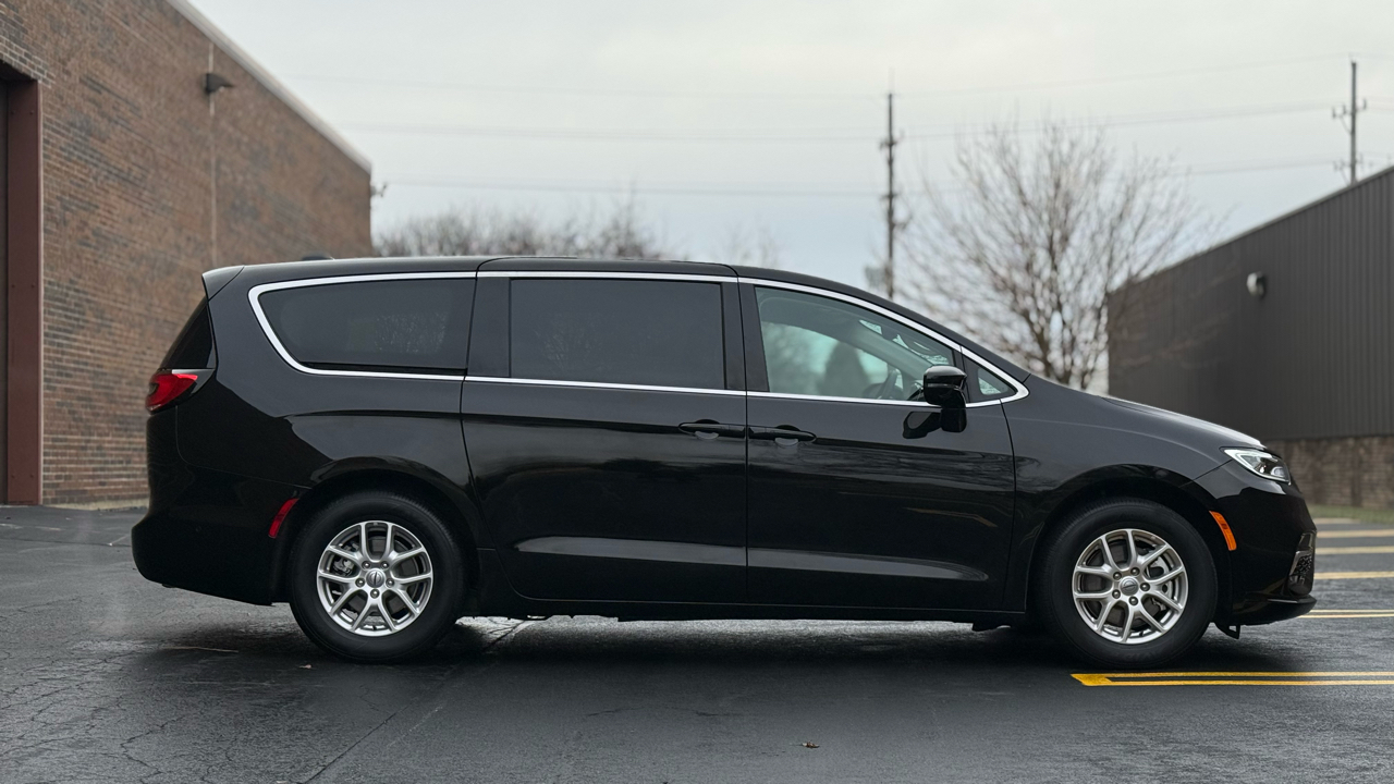 Chrysler Pacifica Touring L 2024