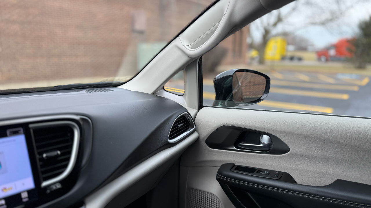 Chrysler Pacifica Touring L 2024