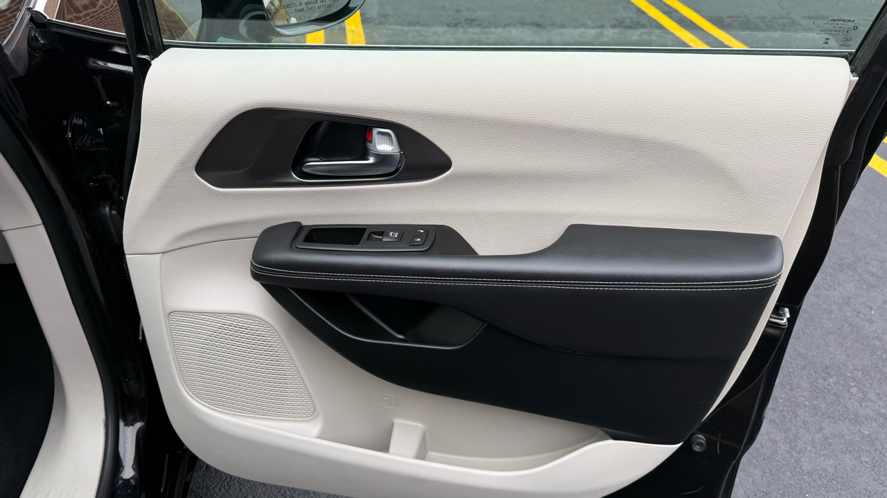 Chrysler Pacifica Touring L 2024