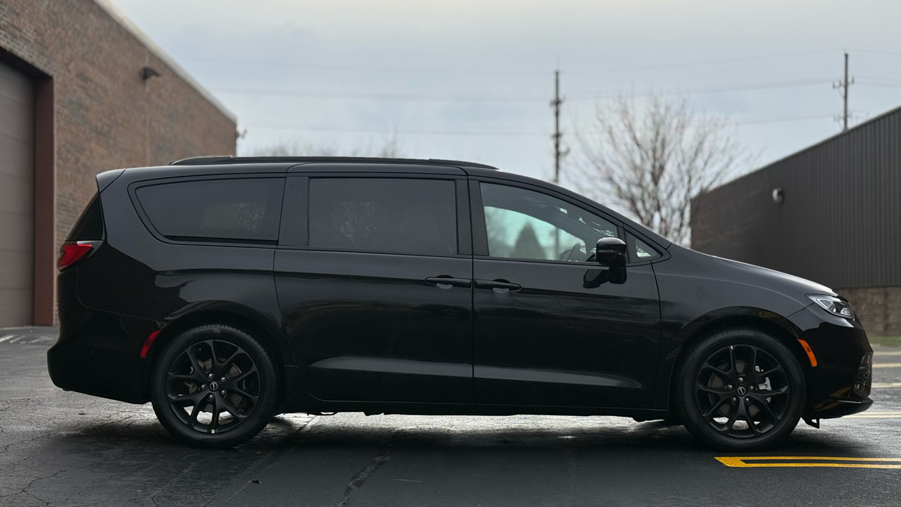 Chrysler Pacifica Limited 2025