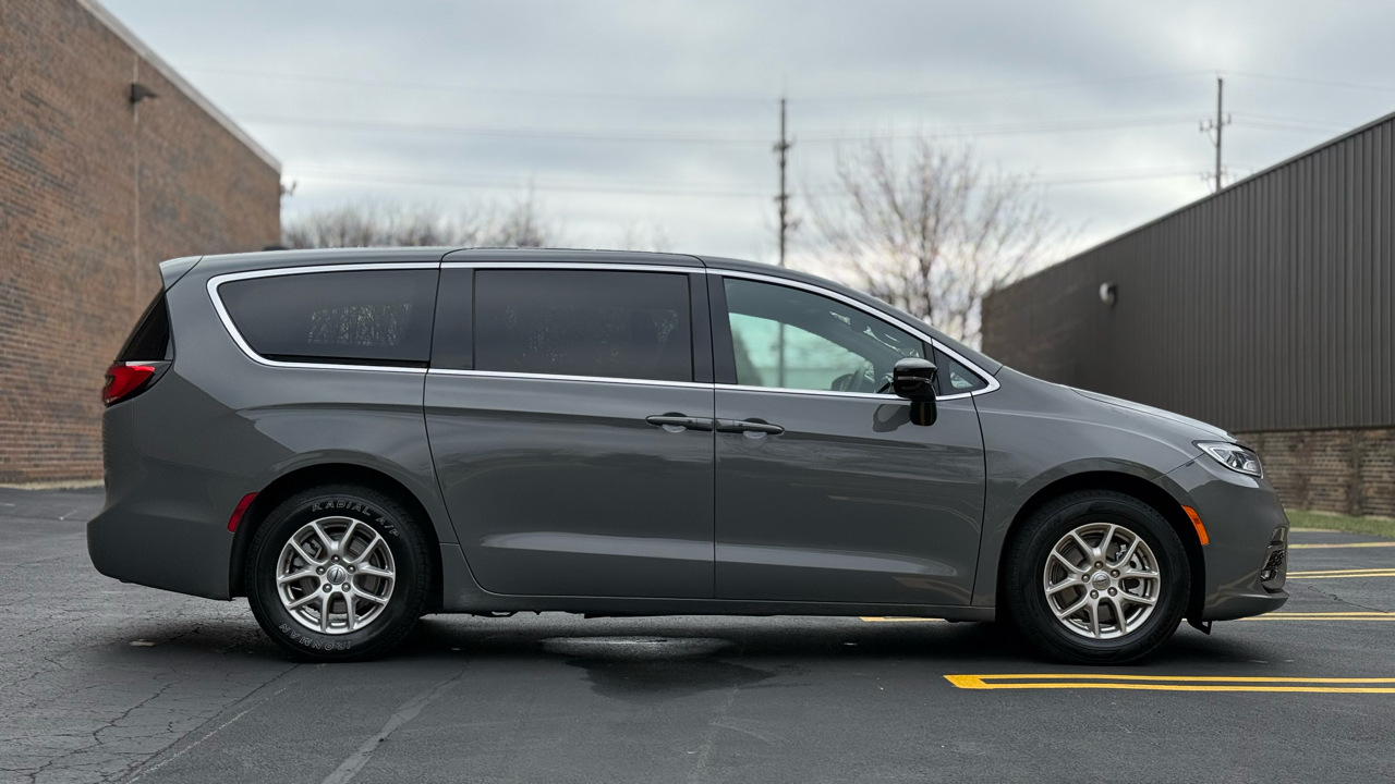 Chrysler Pacifica Select 2025