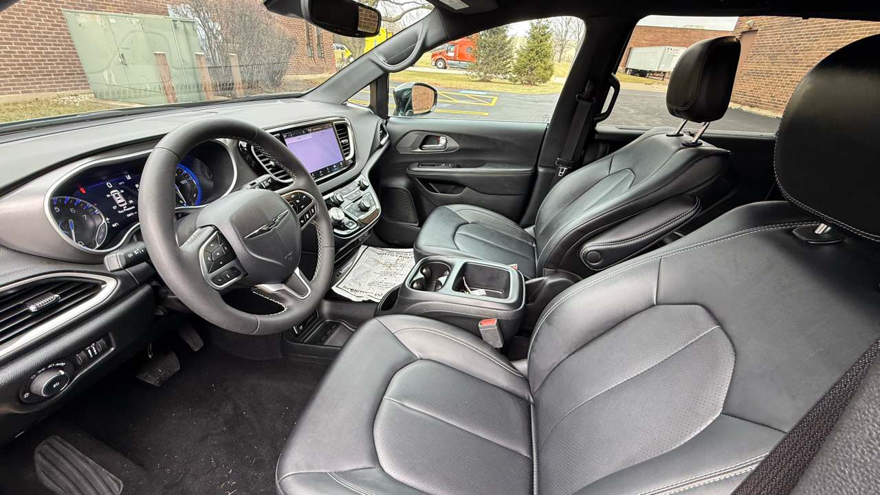 Chrysler Pacifica Select 2025