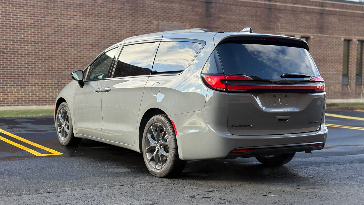 Chrysler Pacifica Limited 2025