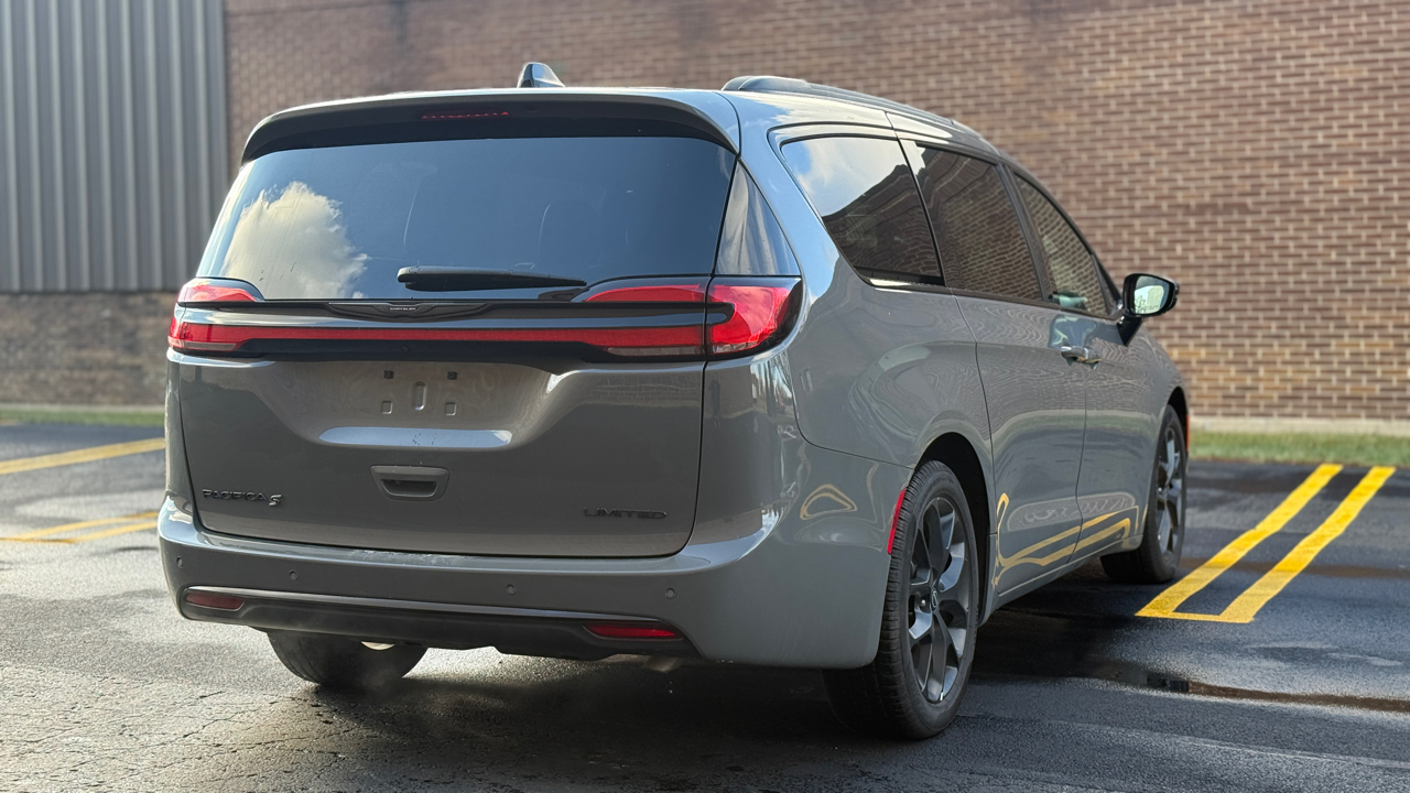 Chrysler Pacifica Limited 2025