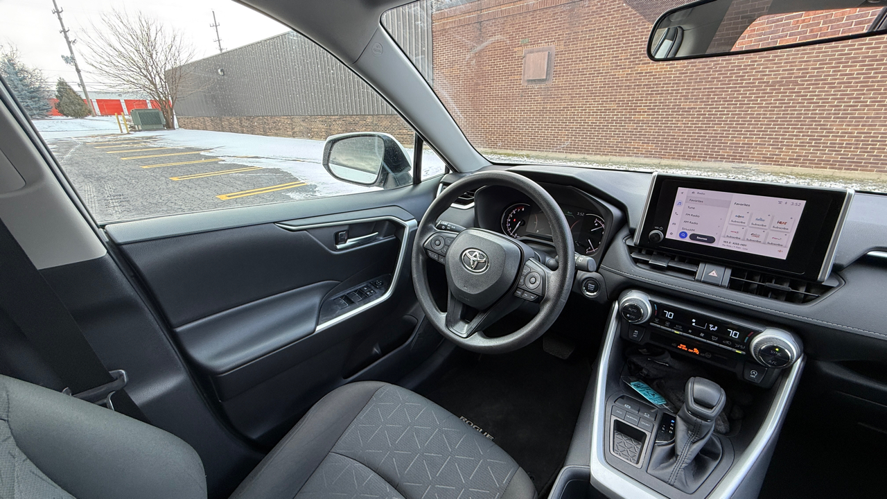 Toyota RAV4 XLE 2024