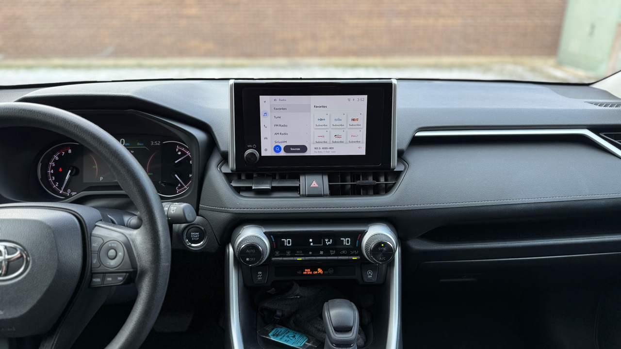 Toyota RAV4 XLE 2024