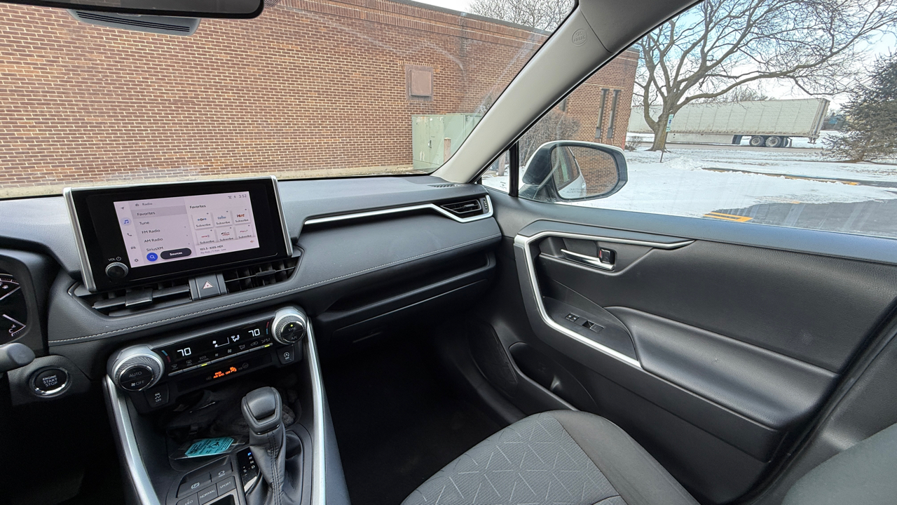 Toyota RAV4 XLE 2024