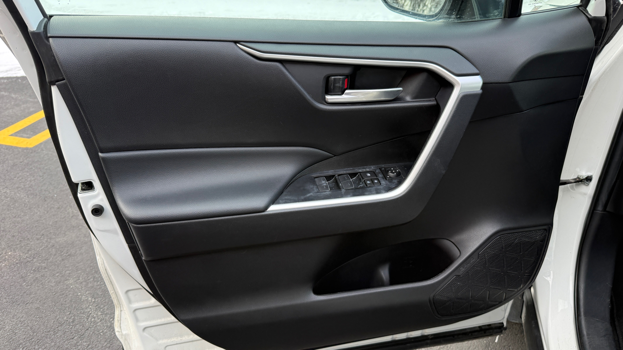 Toyota RAV4 XLE 2024