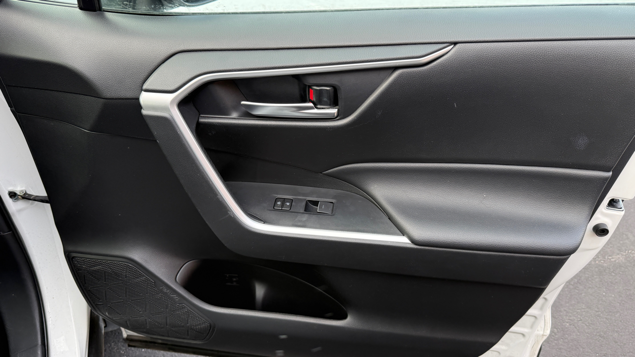 Toyota RAV4 XLE 2024