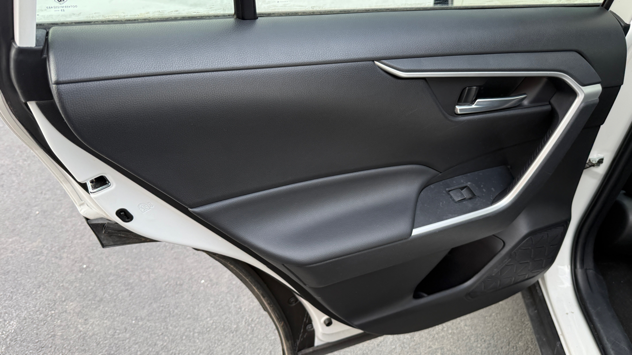 Toyota RAV4 XLE 2024