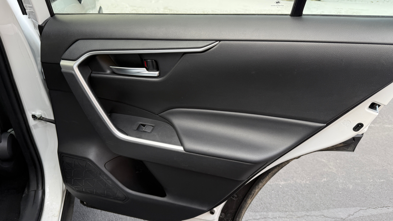 Toyota RAV4 XLE 2024