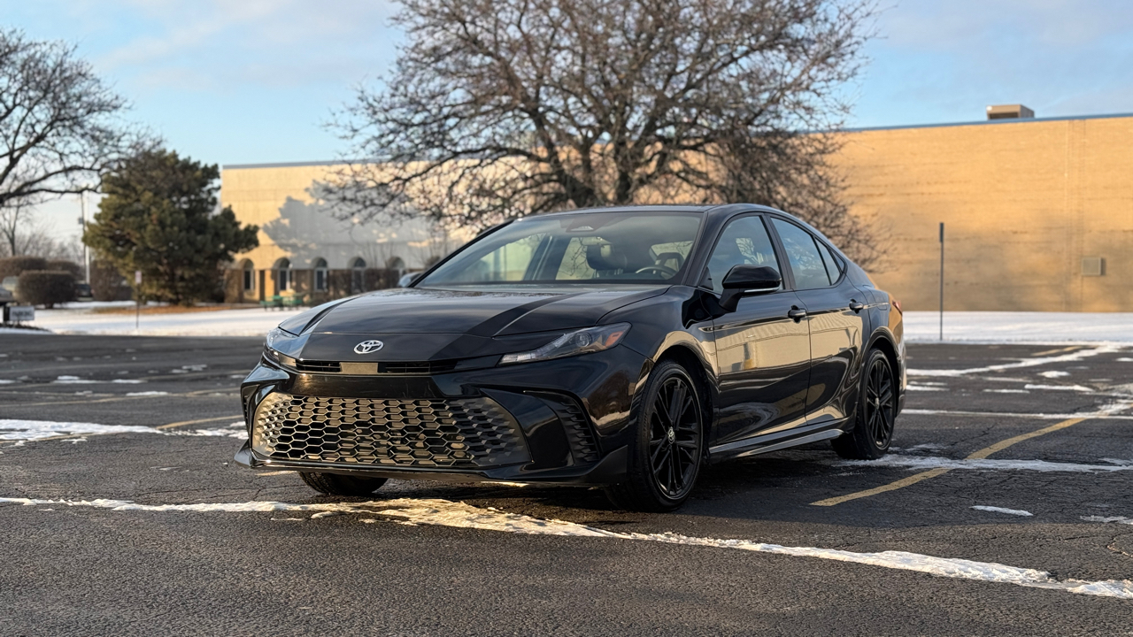 Toyota Camry Hybrid XLE 2025
