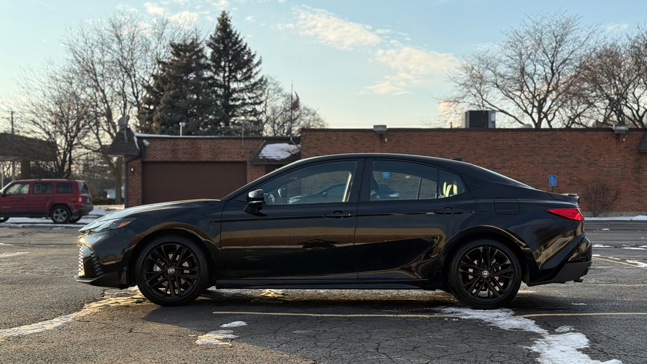 Toyota Camry Hybrid XLE 2025
