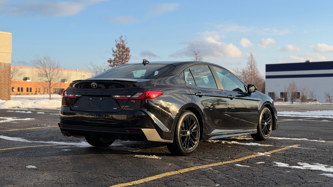 Toyota Camry Hybrid XLE 2025