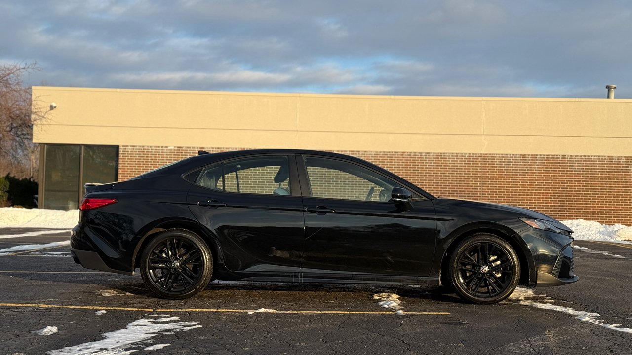 Toyota Camry Hybrid XLE 2025