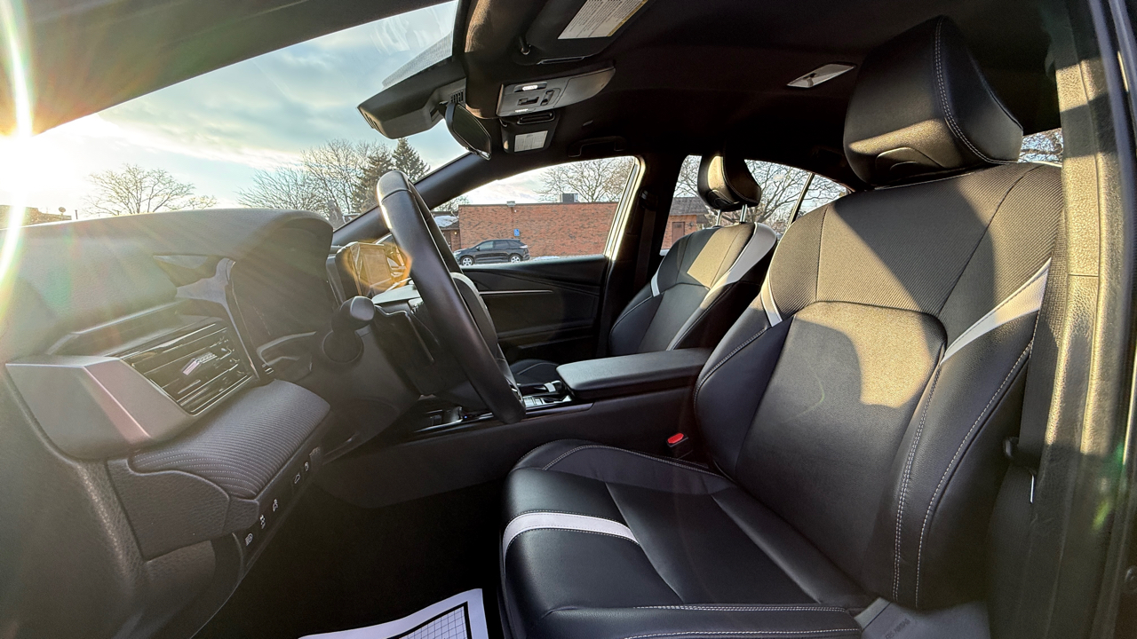 Toyota Camry Hybrid XLE 2025