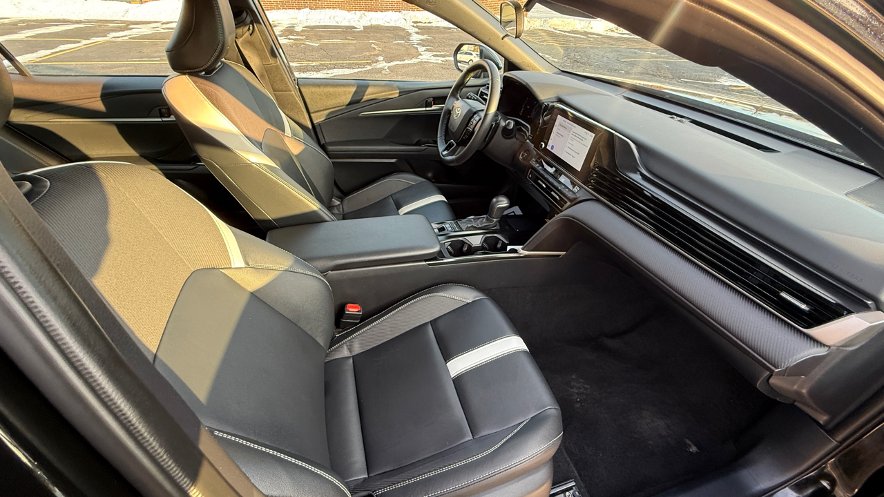 Toyota Camry Hybrid XLE 2025