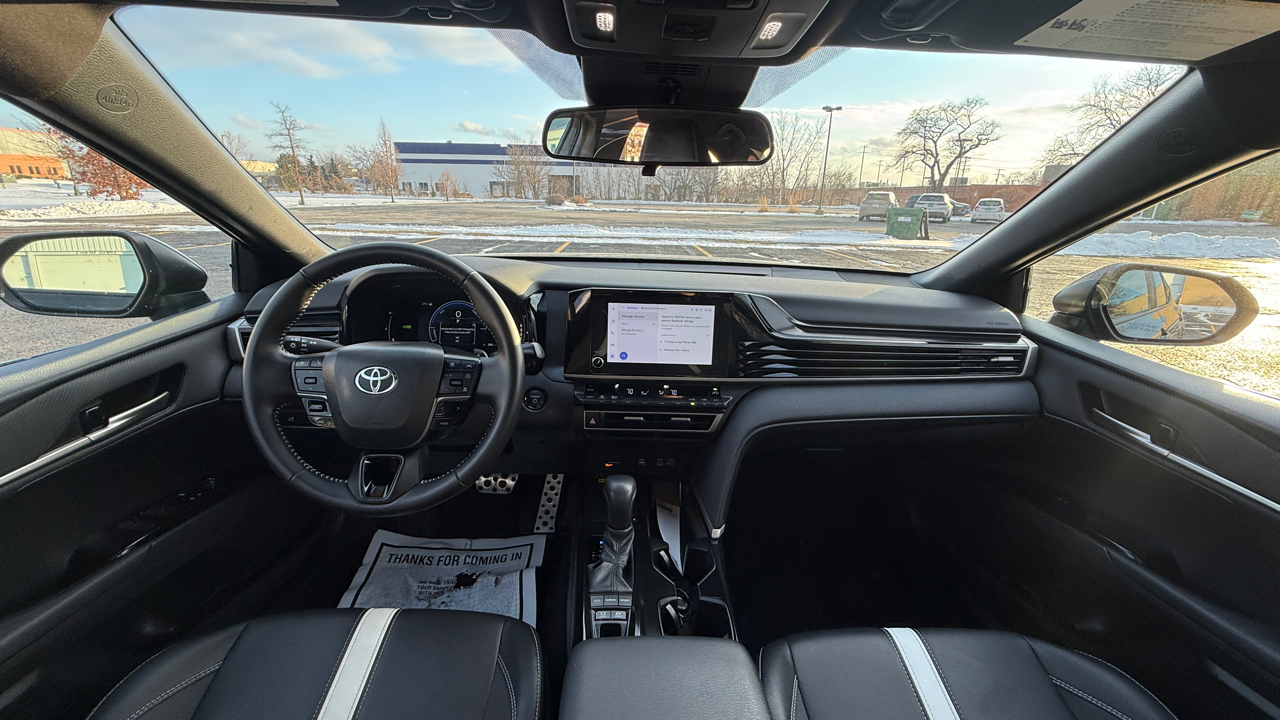 Toyota Camry Hybrid XLE 2025