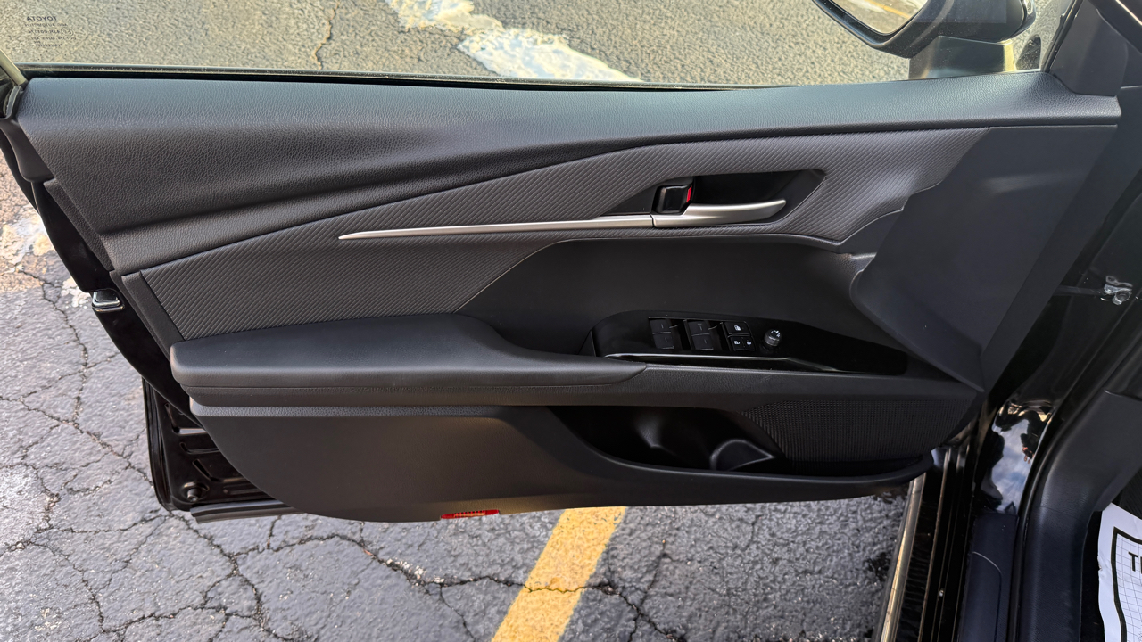 Toyota Camry Hybrid XLE 2025