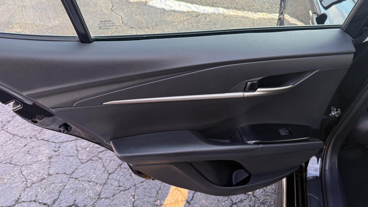 Toyota Camry Hybrid XLE 2025